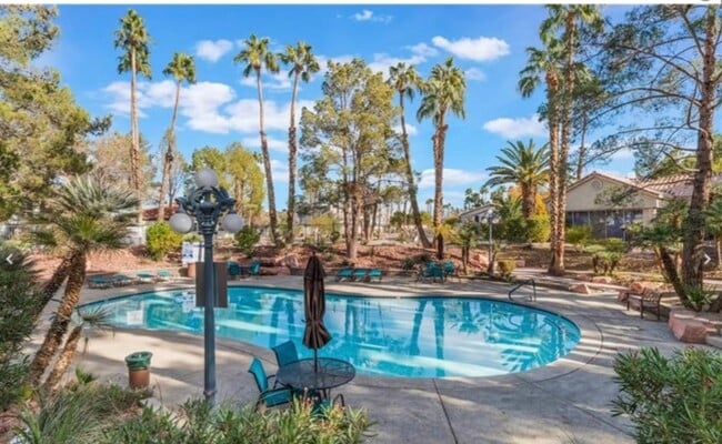 Building Photo - Great 2 bedroom 2 bathroom upstairs condo!