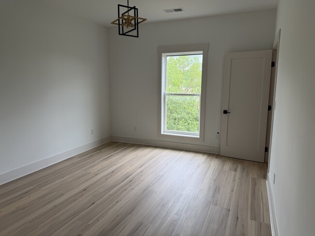 Building Photo - 105 Hart Ln