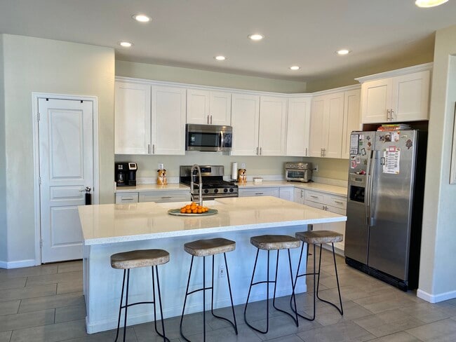 Building Photo - 6804 W Lone Cactus Dr