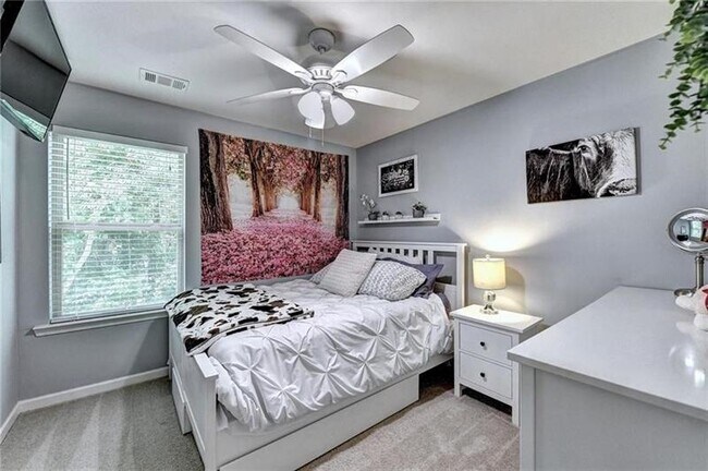 Building Photo - 5880 Vinyard Ln