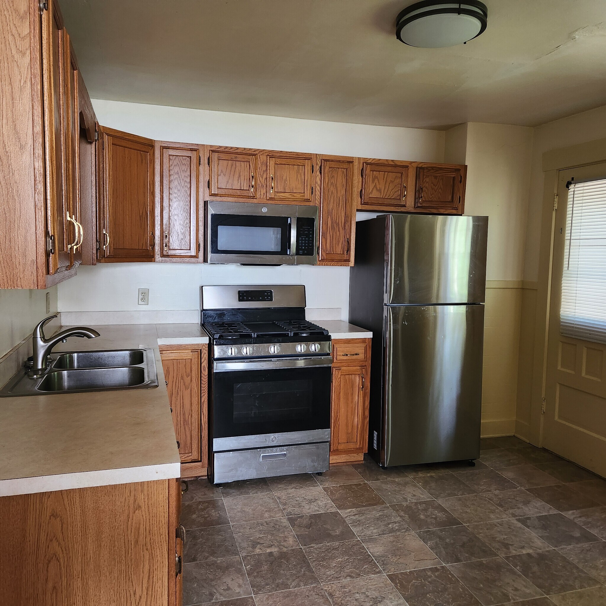 Kitchen w/ SS Appliances - 23 Union St