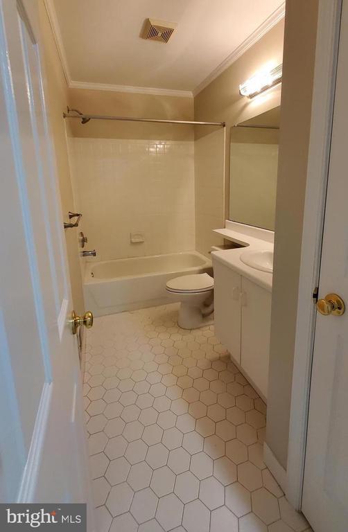 Building Photo - 101 Treymore Ct