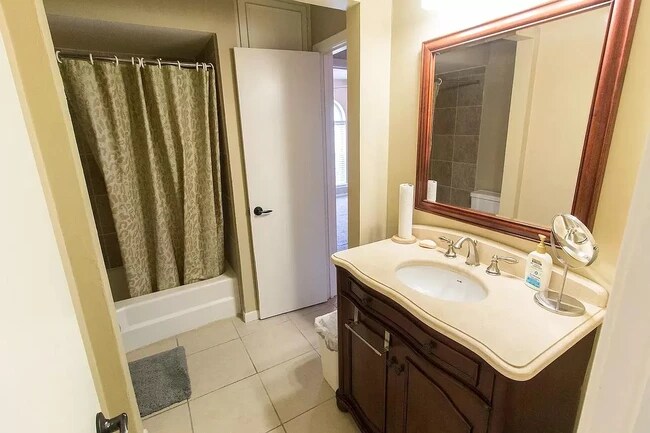 Guest Bath off of hallway - 3508 Grande Bulevar