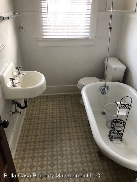 Building Photo - 832 NE Baker St