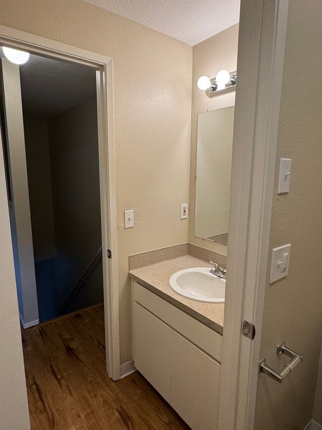 Building Photo - Spacious 2br/1.5ba 2-level Apt with washer/dryer included