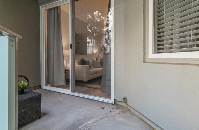 Building Photo - This condo has it all: location, style, an...