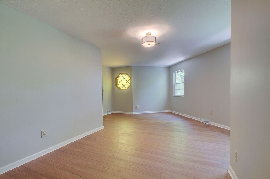 Building Photo - 1655 Southbend Dr