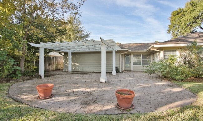 Building Photo - 4809 Saxon St