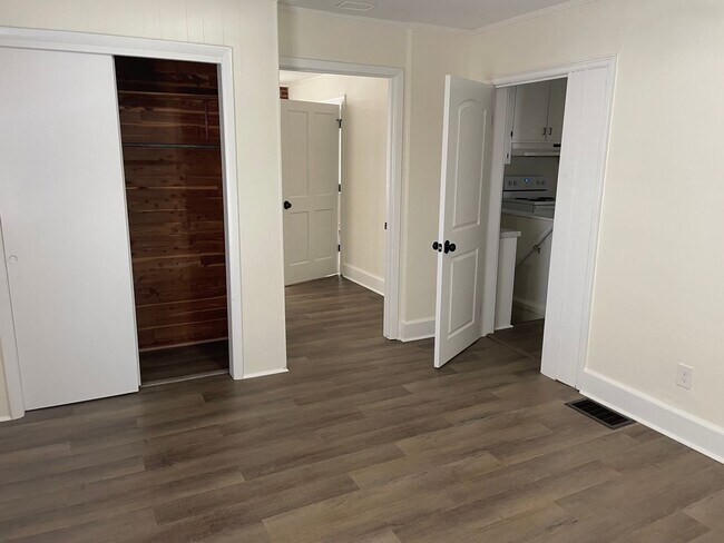 Building Photo - 435 Roan St