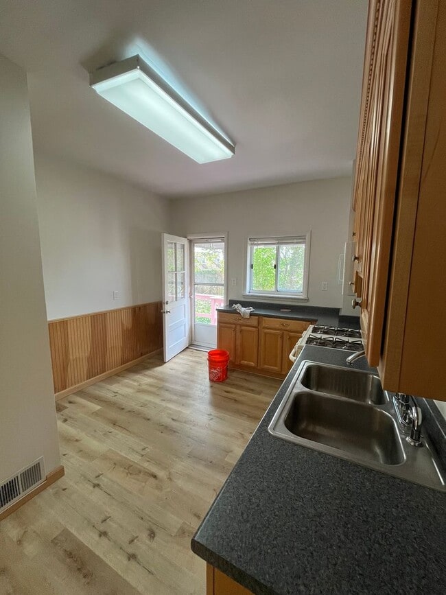 Building Photo - Large 2 Bed, 1 Bath Home, with Office/Bonus Room! Available Now!