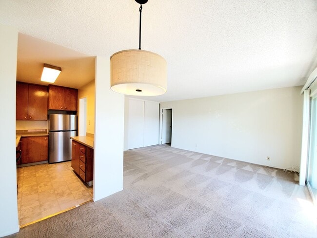Building Photo - Spacious, sunny Woodlake Condo