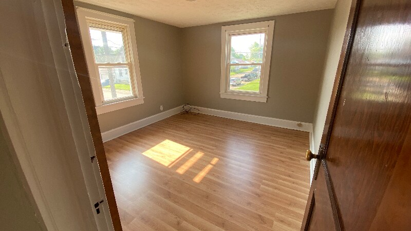 Building Photo - 1153 Roslyn Ave SW