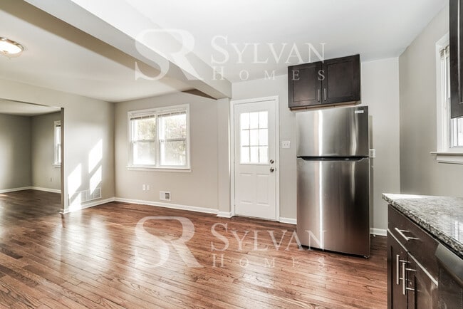 Building Photo - This inviting 4 bedroom 2 bathroom home is...