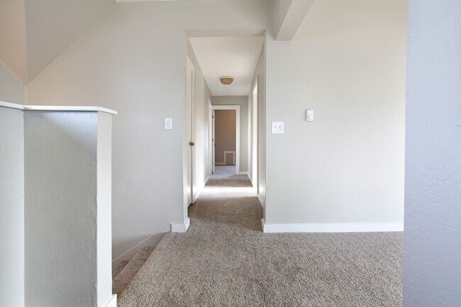 Building Photo - Darling 2 Bedroom Convenient Stanwood Home Move in Ready!