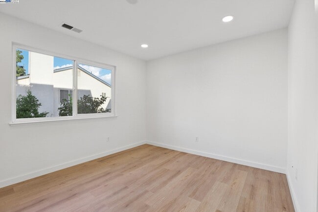 Building Photo - 2039 Alexander Ct