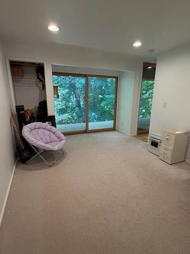 Building Photo - Spacious Pet-Friendly 4BR Home Near Downtown & UVA