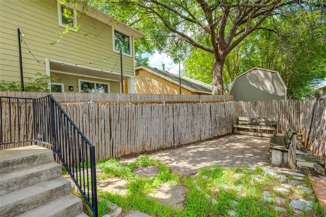Building Photo - 1802 Village Oak Ct