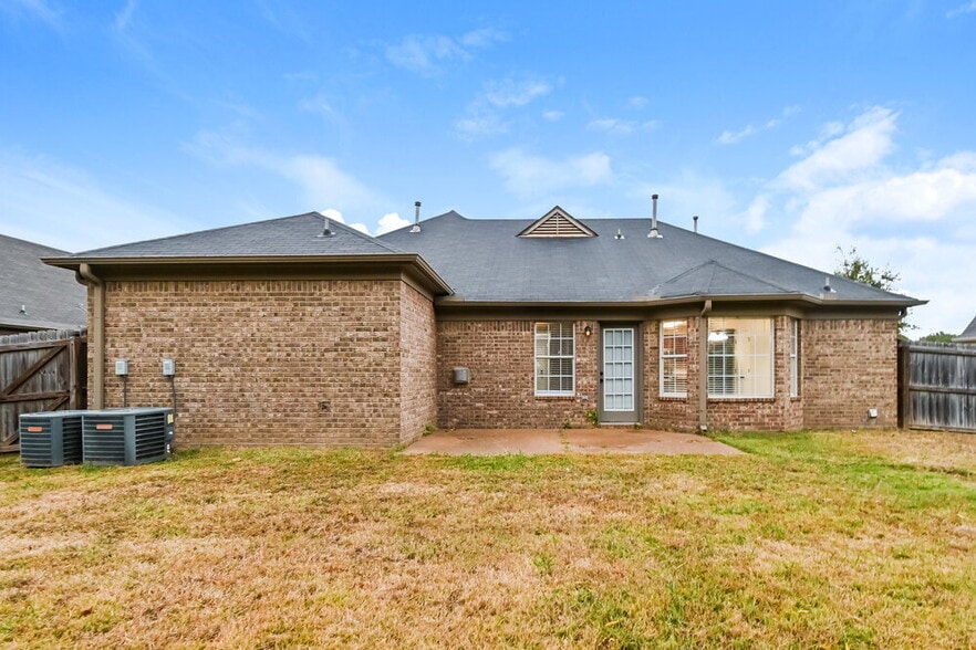 Building Photo - 87 Wren St