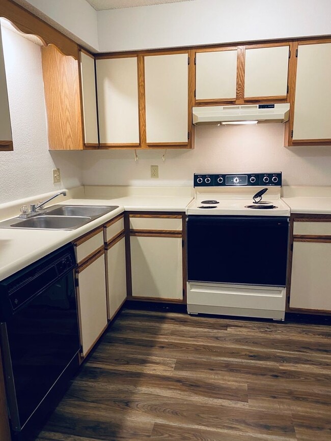 Building Photo - 2 Bed 2 Bath 1 Car Garage Flat Duplex-