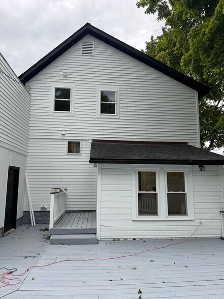 Building Photo - 35 Elm St