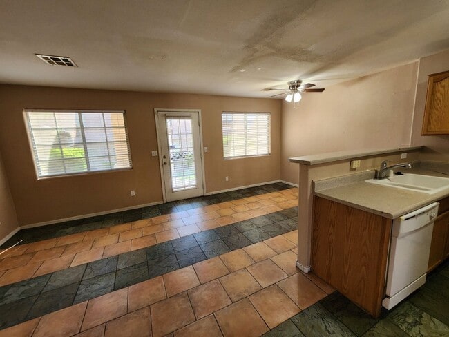Building Photo - Beautiful 3 Bedroom & 2 1/2 Bath Condo.