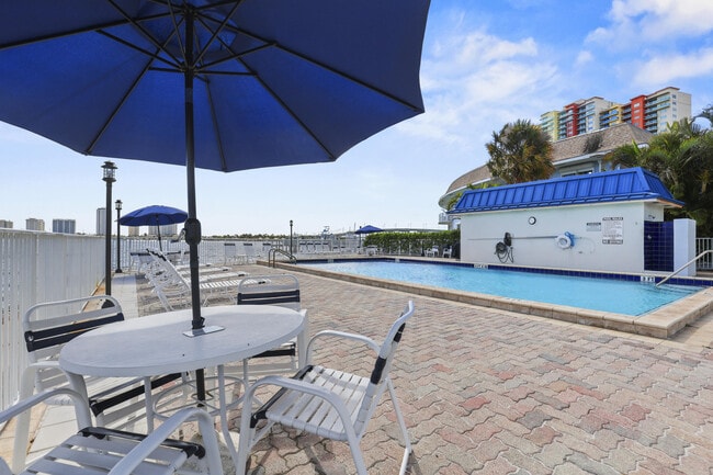 Building Photo - 2936 Lake Shore Dr