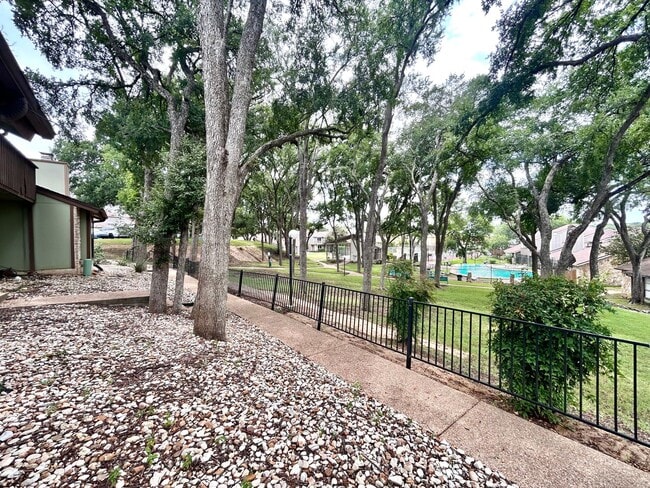Building Photo - Beautiful 3BR/2BA Two-Level Home with Tall...