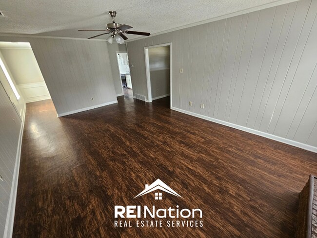 Building Photo - MEMPHIS CHARMER! | Brick Fireplace & Bright Windows | 3 Bed / 2 Bath & Fenced Yard!
