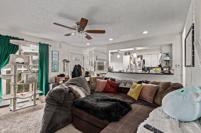 Building Photo - Lovely Three bed / Two bath for rent