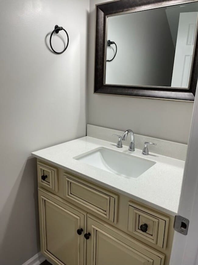 Building Photo - Emmyllie Ct- 130/132