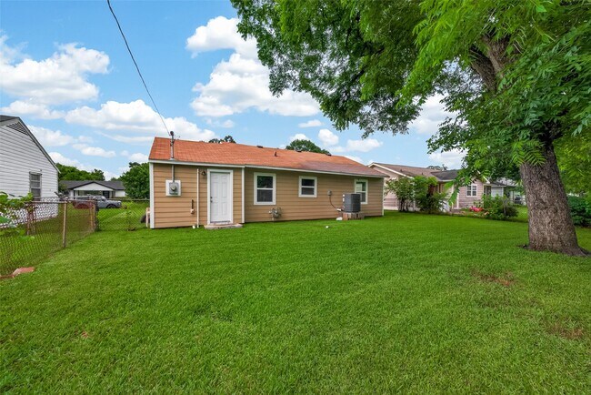 Building Photo - 3922 Alsace St