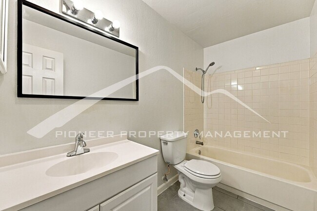 Building Photo - 12854 E Florida Dr