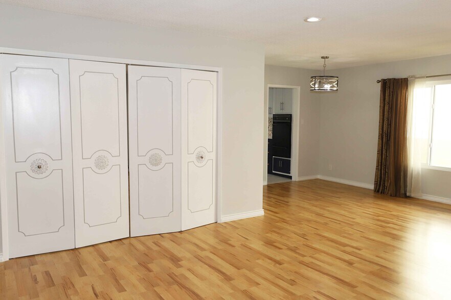 Building Photo - 1025 S Sherbourne Dr