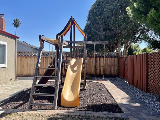 Building Photo - 630 Pilgrim Dr