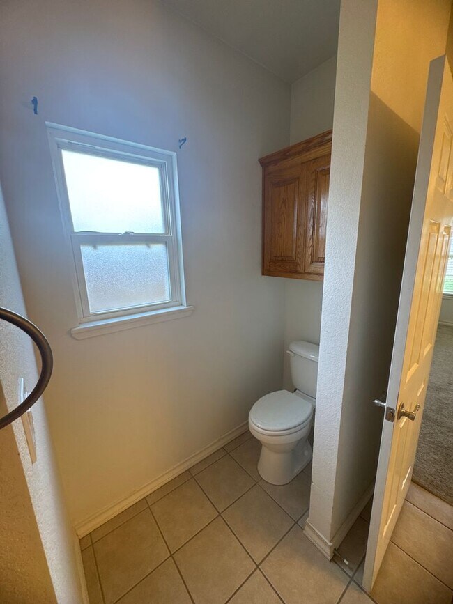 Building Photo - 3 Bed 2 Bath Home Available 10/13