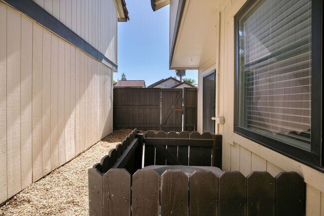 Building Photo - 6726 Calvine Rd