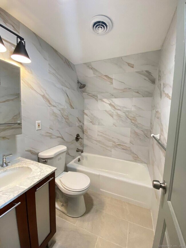 Building Photo - 28 Grove Pl