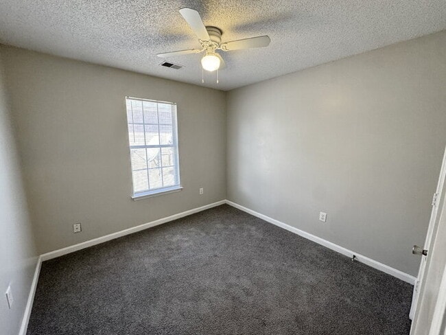 Building Photo - 6416 Valley Oak Dr