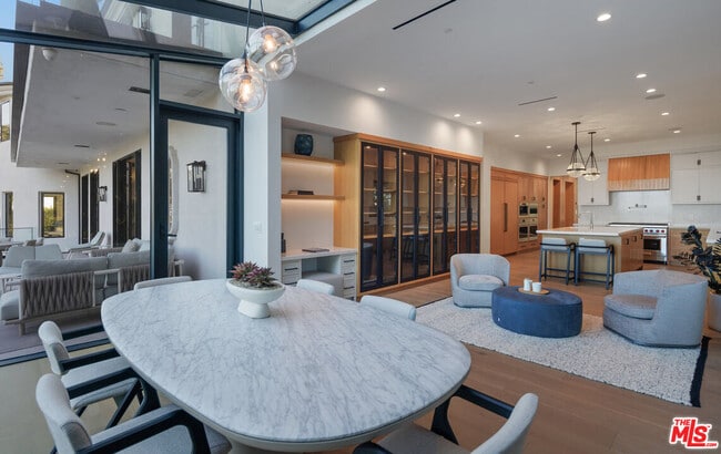 Building Photo - 7052 Dume Dr