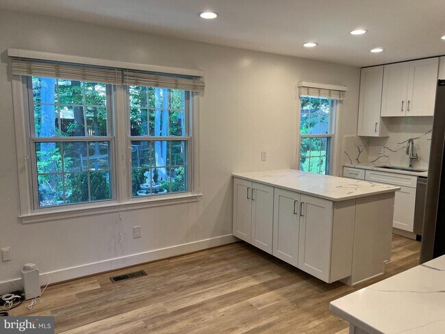 Building Photo - 9502 Tregaron Pl