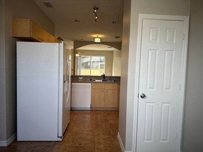 Building Photo - 1214 S Beach Cir