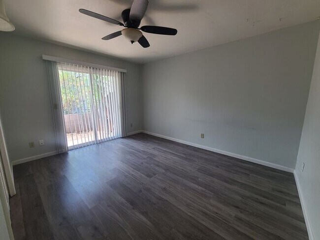 Building Photo - Charming Duplex Unit Available - Don't Miss Out!