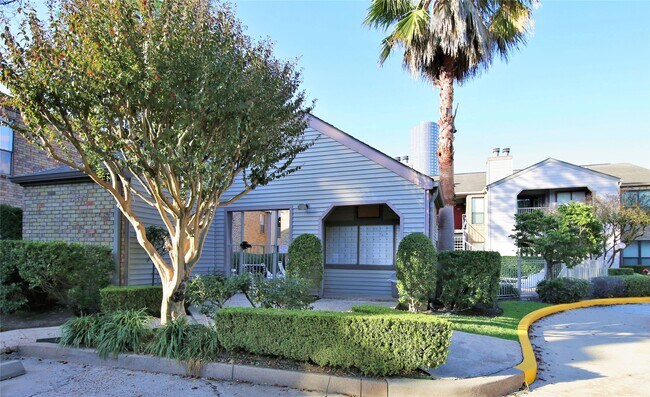 Building Photo - 2025 Augusta Dr