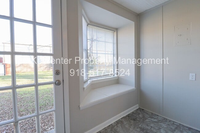 Building Photo - Cozy 2 Bedroom 1 Bathroom Home In Kendall-Whittier