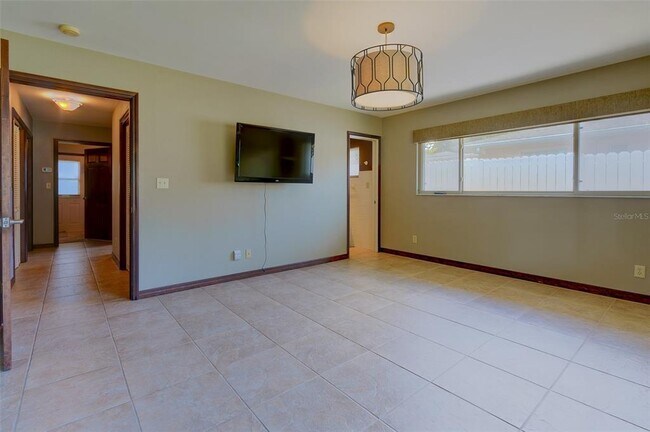 Building Photo - 215 Garden Cir