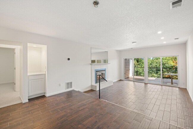 Building Photo - Updated 2BD/2BA Condo in North Portland! S...