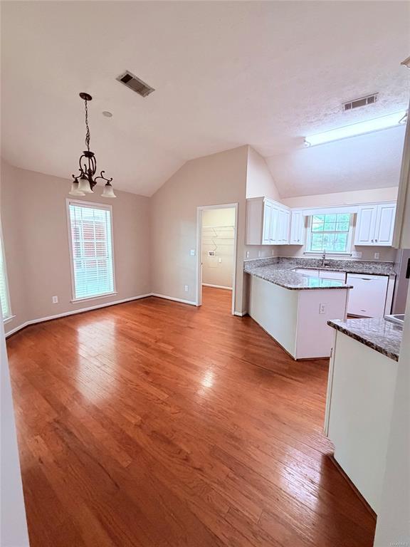 Building Photo - 11 Twin Oaks Ln