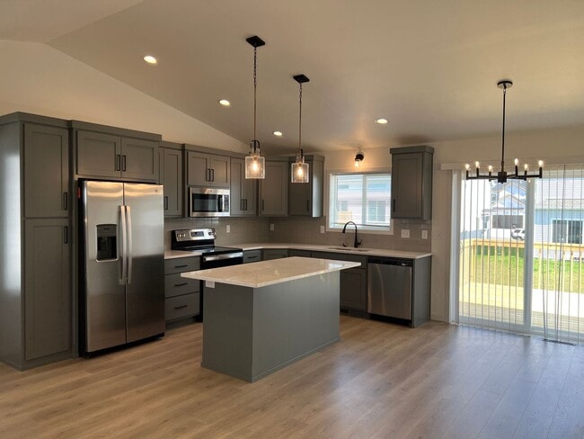 Building Photo - 4 Bed 3 Bath Single Family Home