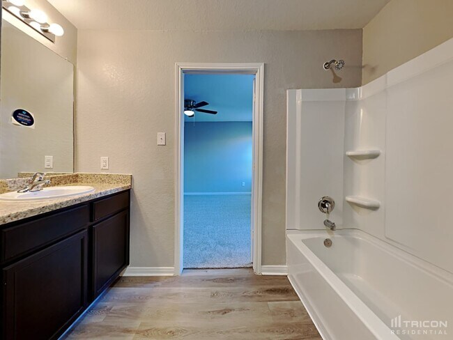 Building Photo - 6215 Baywood Cres