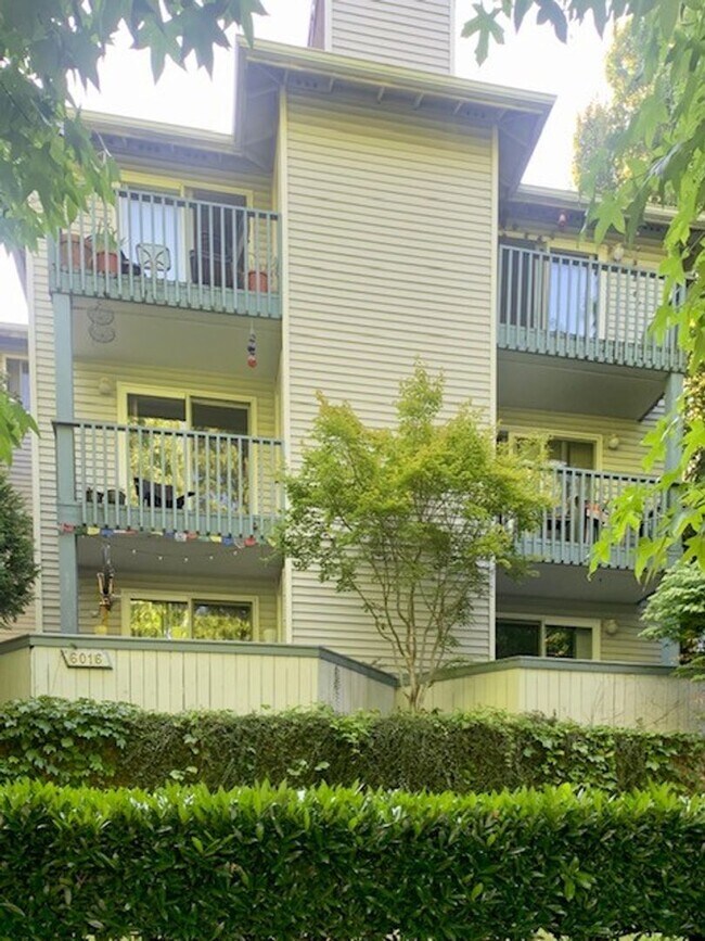 Building Photo - 6016 Fauntleroy Wy SW